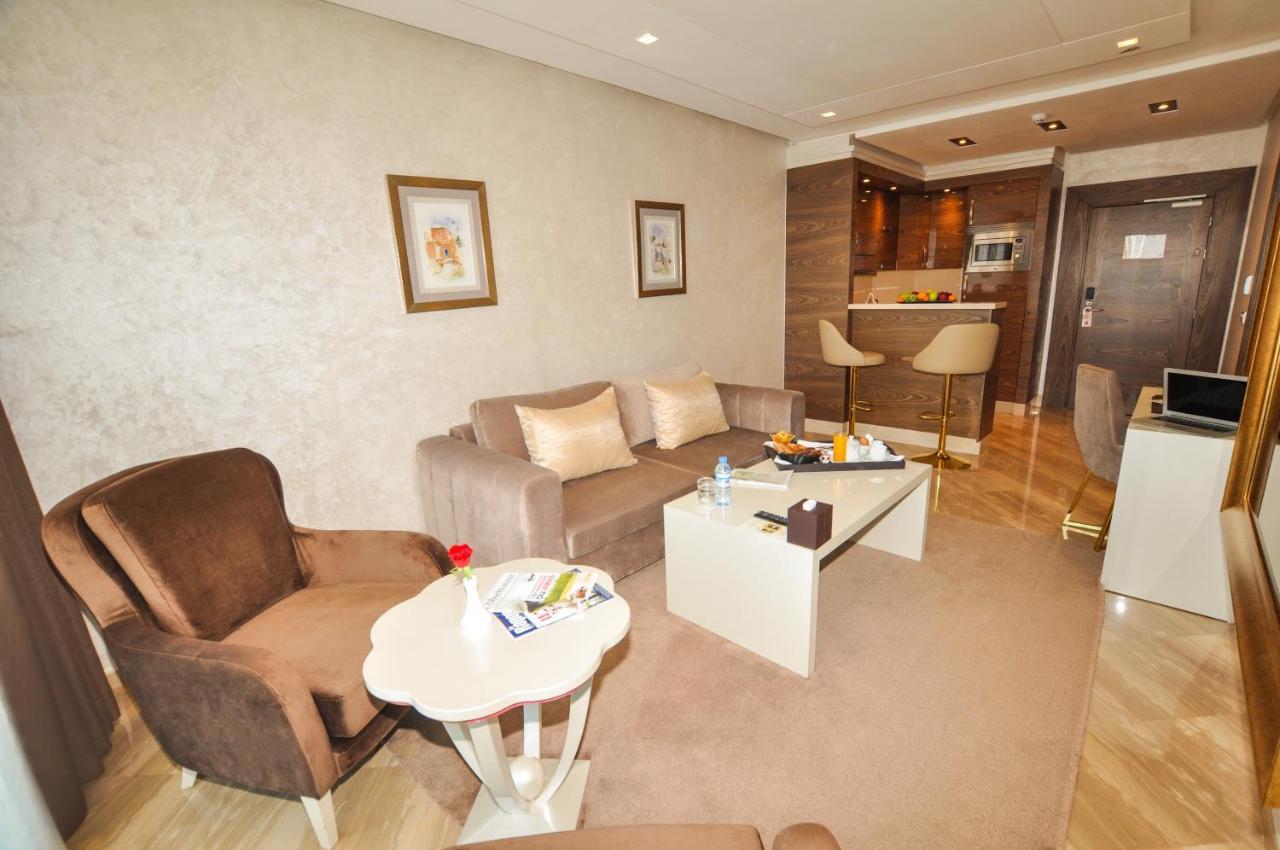 Suite Hotel Casa Diamond Casablanca Bagian luar foto A living room in a hotel suite