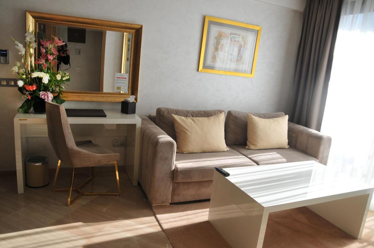 Suite Hotel Casa Diamond Casablanca Bagian luar foto A living room in a hotel