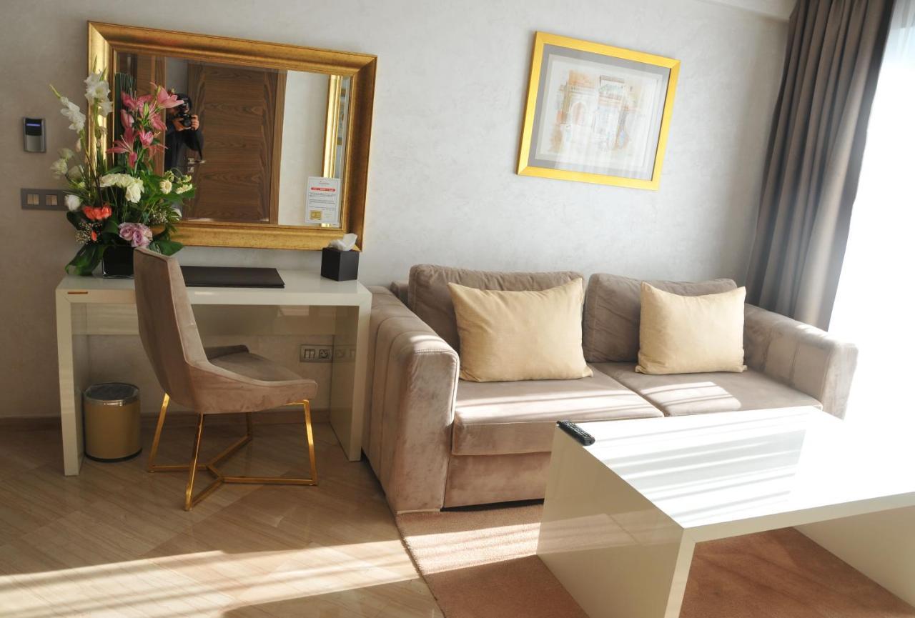 Suite Hotel Casa Diamond Casablanca Bagian luar foto A living room in a hotel