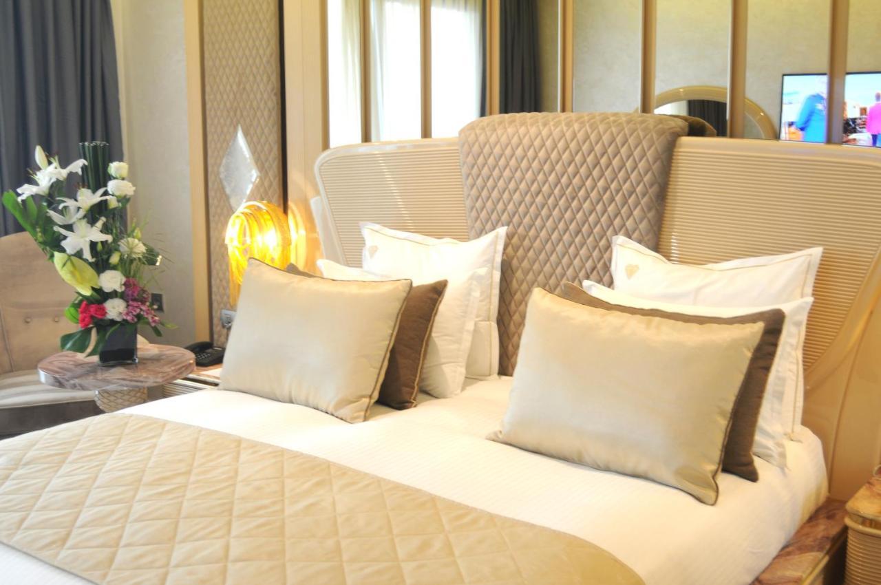 Suite Hotel Casa Diamond Casablanca Bagian luar foto A bed with cushions