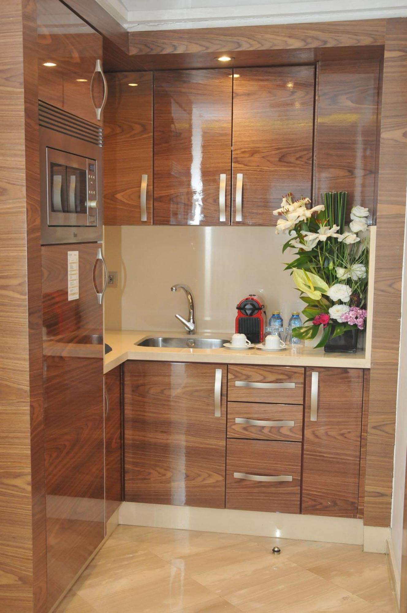 Suite Hotel Casa Diamond Casablanca Bagian luar foto A small kitchen in a hotel
