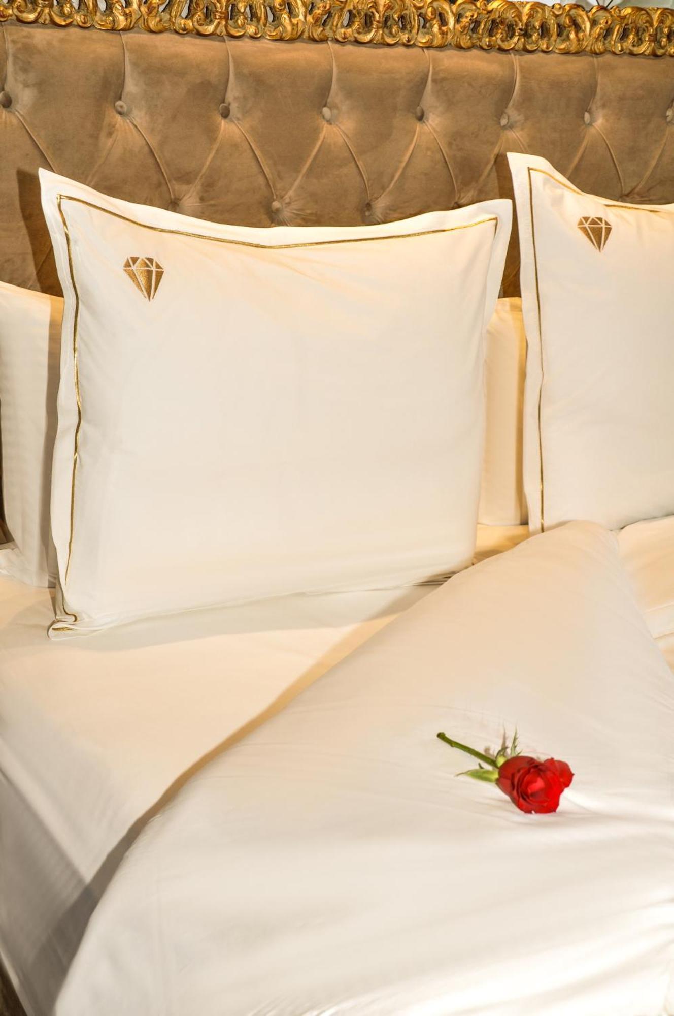 Suite Hotel Casa Diamond Casablanca Bagian luar foto A pillow
