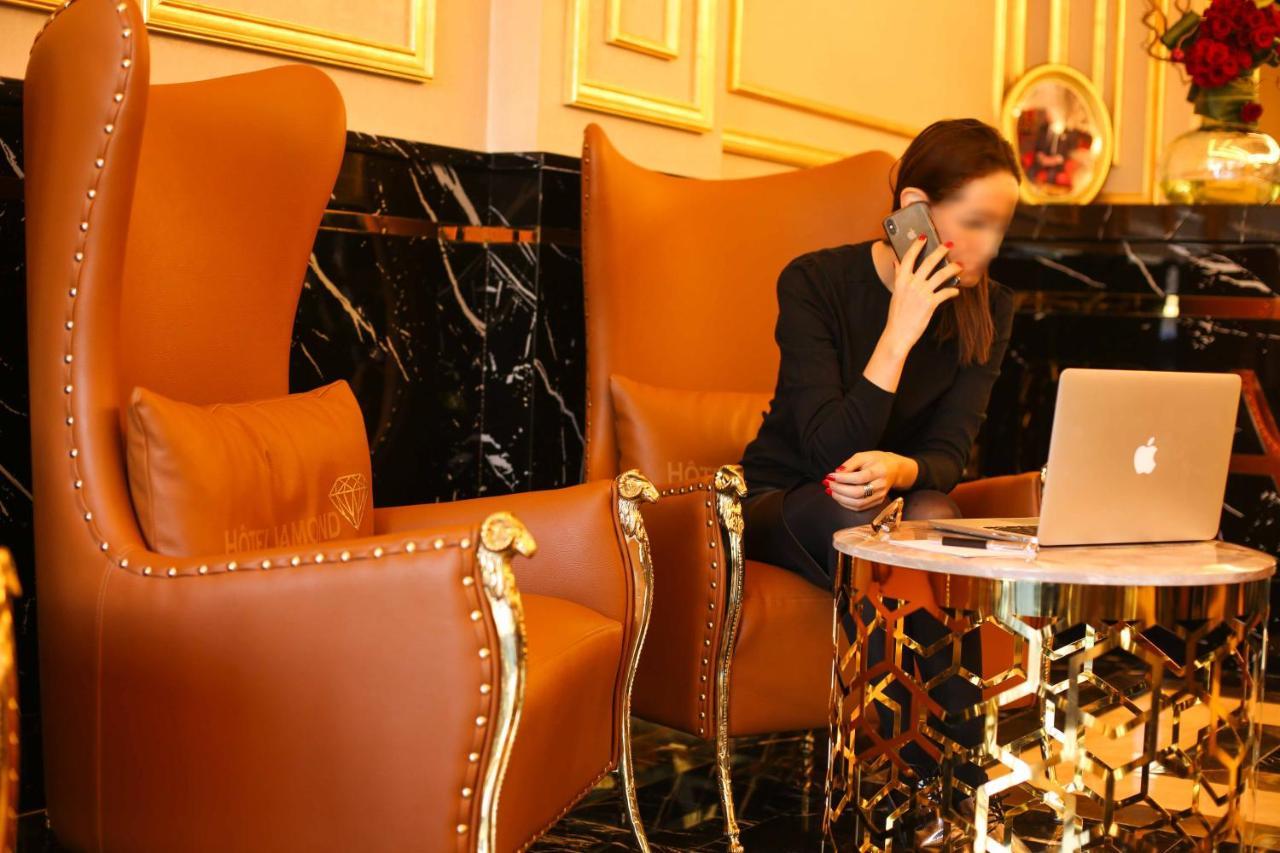 Suite Hotel Casa Diamond Casablanca Bagian luar foto A business woman working at the lobby of the hotel