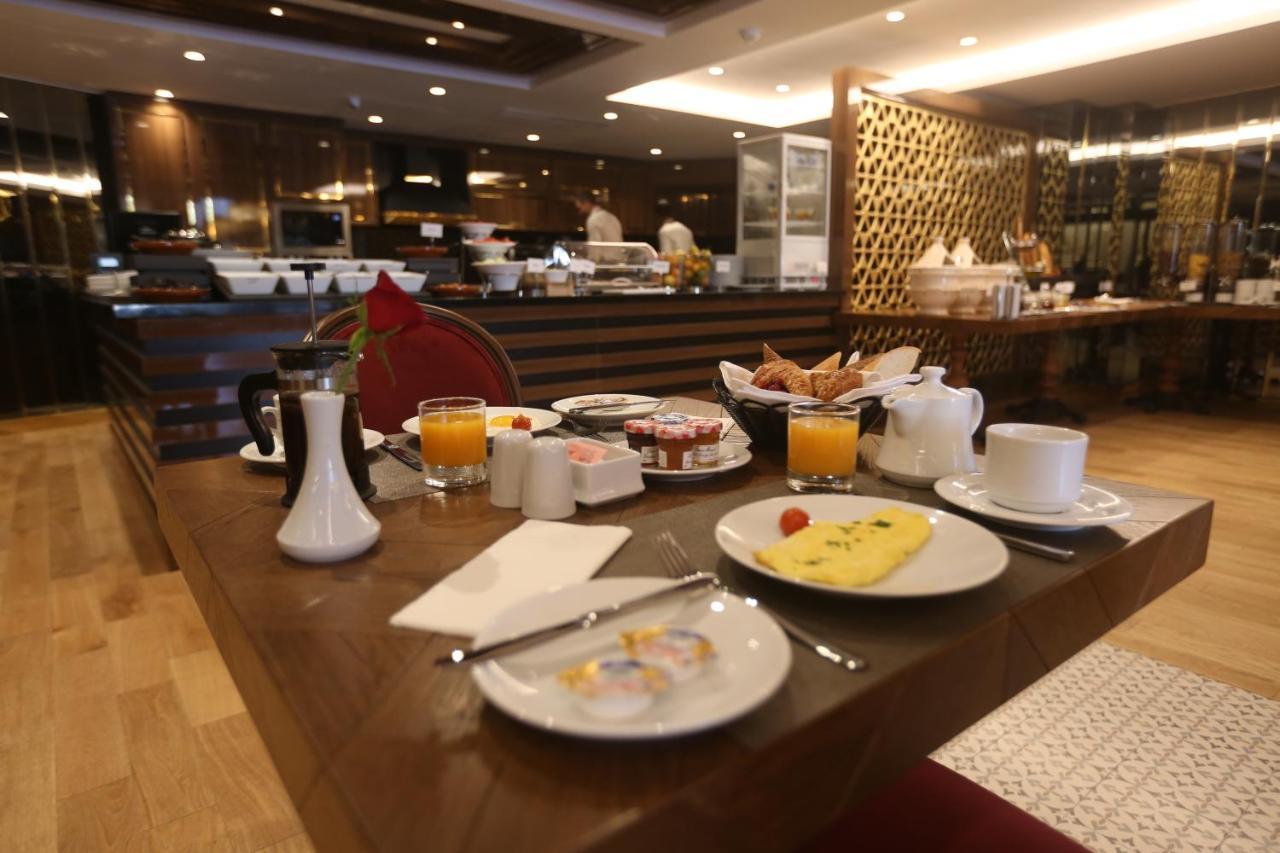 Suite Hotel Casa Diamond Casablanca Bagian luar foto Breakfast at the hotel