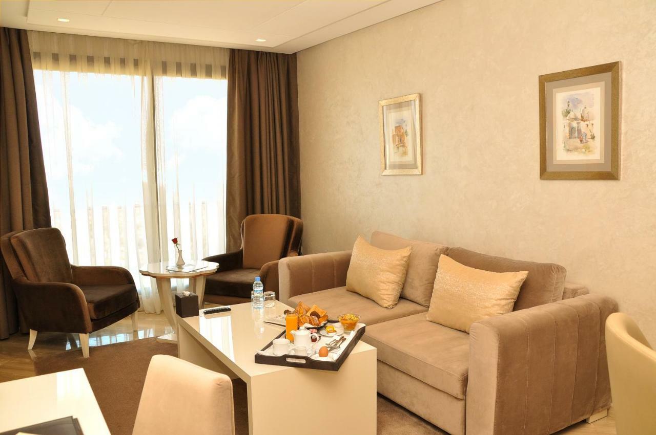 Suite Hotel Casa Diamond Casablanca Bagian luar foto A living room in a suite at the hotel